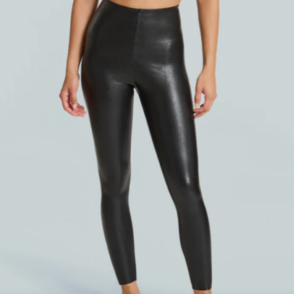 Commando Women’s Black Shiny Vegan Leather Tummy Control Size Medium